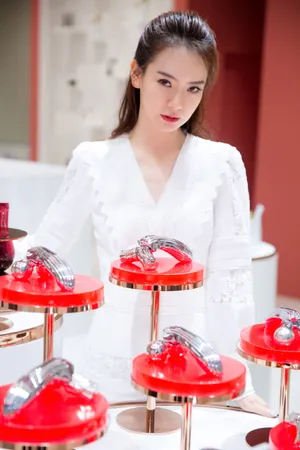 戚薇白色蕾丝裙优雅写真图片_7