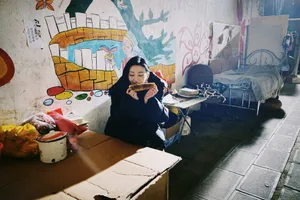 景甜片场俏皮活力图片