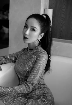 娄艺潇黑白冷艳写真图片_8