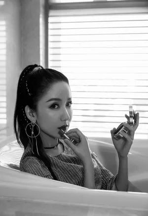 娄艺潇黑白冷艳写真图片_10