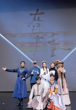 佟丽娅白色民族服装长裙性感活动照图片