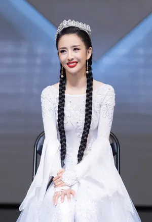 佟丽娅白色民族服装长裙性感活动照图片_2