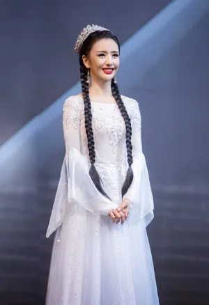 佟丽娅白色民族服装长裙性感活动照图片_3
