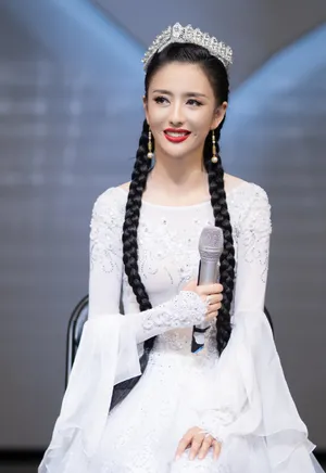 佟丽娅白色民族服装长裙性感活动照图片_4