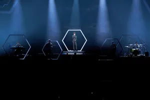 易烊千玺格纹西装帅气图片_7