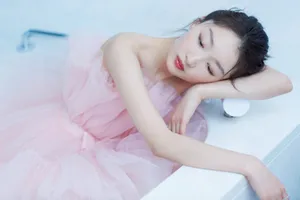 周冬雨粉色蓬蓬裙性感写真图片