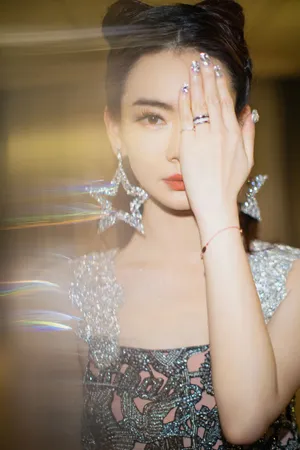 戚薇钻石羽毛裙性感写真图片_2