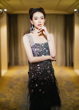 戚薇钻石羽毛裙性感写真图片_3