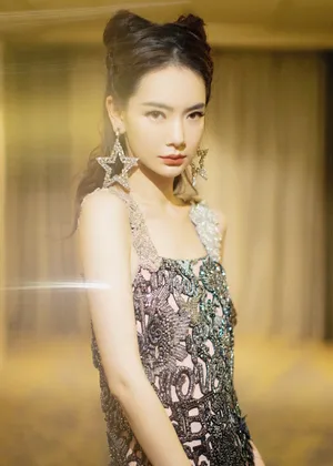 戚薇钻石羽毛裙性感写真图片_4