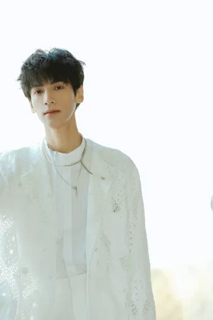罗云熙纯白套装儒雅绅士图片_4