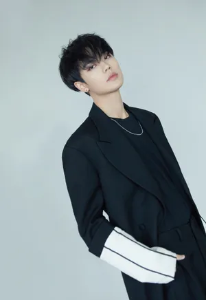 林彦俊儒雅帅气活动照图片_2