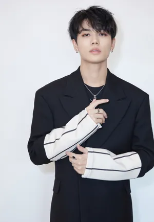 林彦俊儒雅帅气活动照图片_3