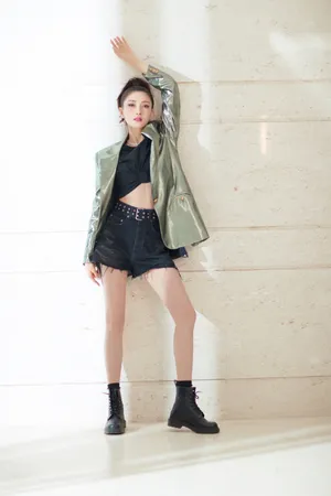 江疏影摩登动感写真图片