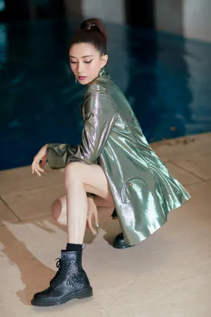 江疏影摩登动感写真图片