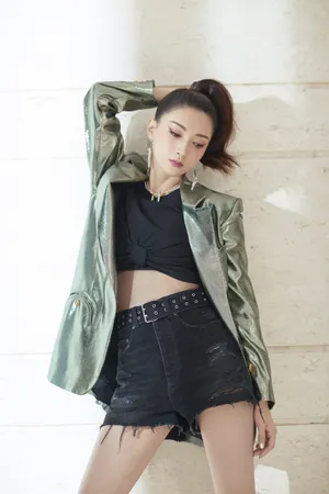 江疏影摩登动感写真图片_2