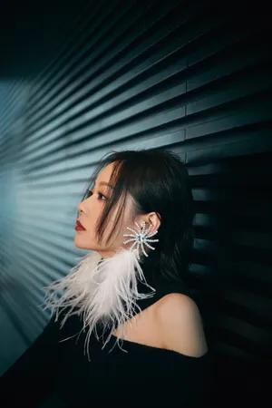张靓颖括号刘海优雅写真图片