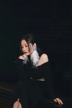张靓颖括号刘海优雅写真图片_2