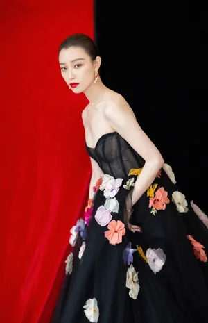 倪妮抹胸礼服性感写真图片