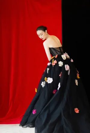 倪妮抹胸礼服性感写真图片_2