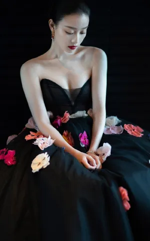 倪妮抹胸礼服性感写真图片_5