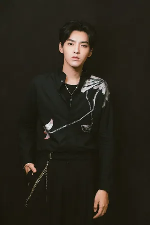 吴亦凡刺绣装帅气写真图片_1