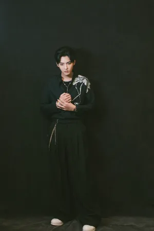 吴亦凡刺绣装帅气写真图片_4
