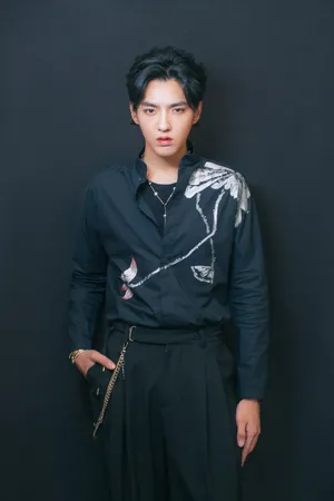 吴亦凡刺绣装帅气写真图片_7