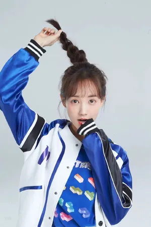 李一桐灵动俏皮马尾写真图片