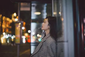 李沁深夜街拍写真图片