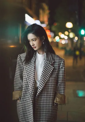 李沁深夜街拍写真图片