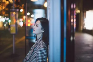 李沁深夜街拍写真图片_9