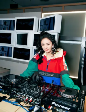 杨幂时尚潮流甜酷写真图片_7