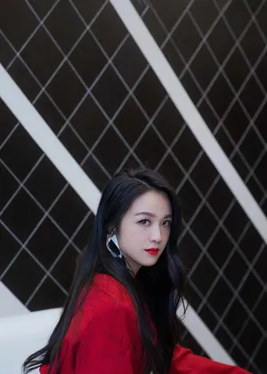 汤唯红衣红唇酷飒性感写真图片_1