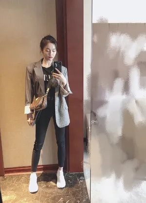 吴宣仪干练气质自拍照图片