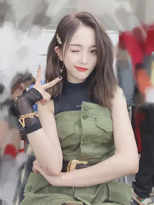 吴宣仪剪刀手性感自拍照图片_1