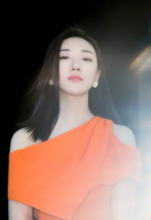 菅纫姿长裙随性利落写真图片