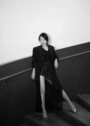 闫妮黑白超A冷艳写真图片