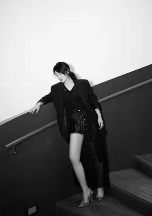 闫妮黑白超A冷艳写真图片_3