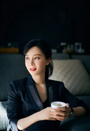 陈数亮珠西装优雅写真图片_2