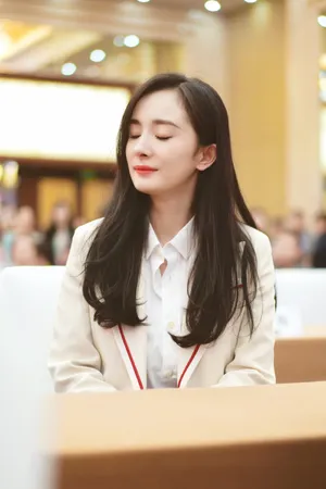 杨幂职场OL风知性写真图片_4