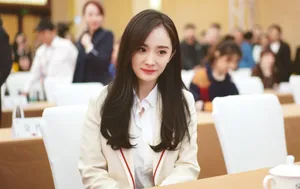 杨幂职场OL风知性写真图片_5
