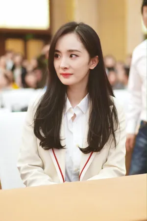 杨幂职场OL风知性写真图片_6
