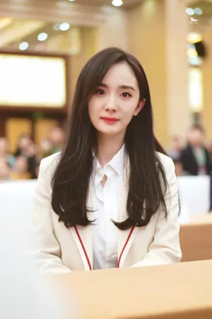 杨幂职场OL风知性写真图片_7