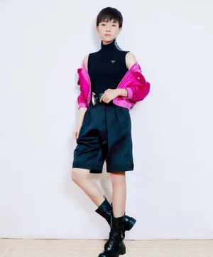 焦俊艳芭比粉摩登性感写真