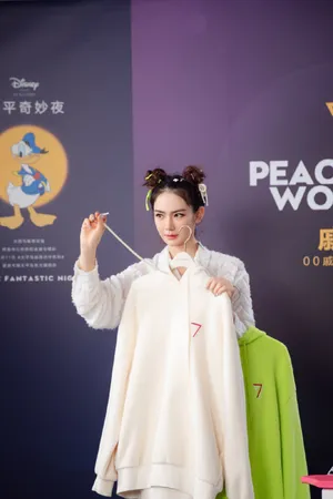戚薇太平鸟直播间俏皮图片