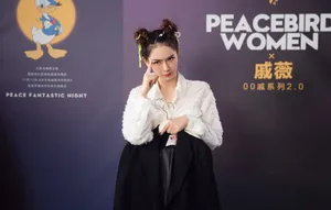 戚薇太平鸟直播间俏皮图片
