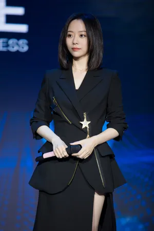 张靓颖时尚酷黑活动图片_4