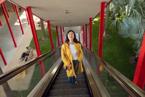 倪妮清爽明媚街拍图片_2