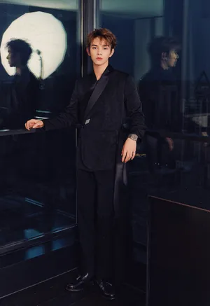 何昶希黑色西装绅士写真图片