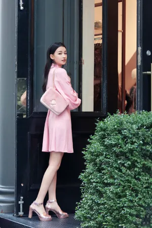 孙怡粉裙甜美街拍写真图片